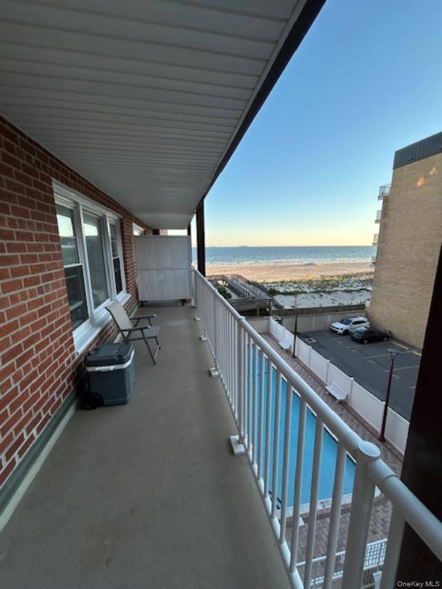 Bright, Spacious amp ; Updated 2Br, 2Fbth Condo with Oceanview Terrace, 23' Long.