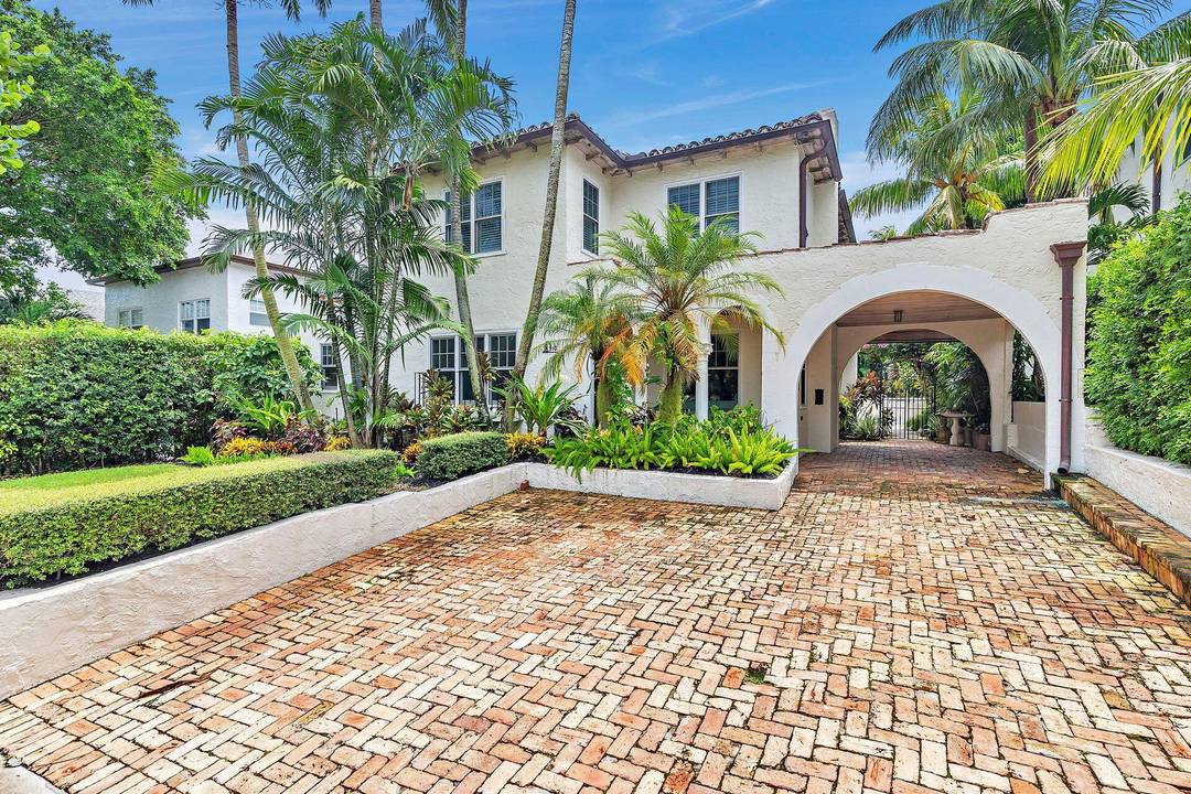 Charming Spanish 20s compound on the hill block of fabulous Flamingo Park !