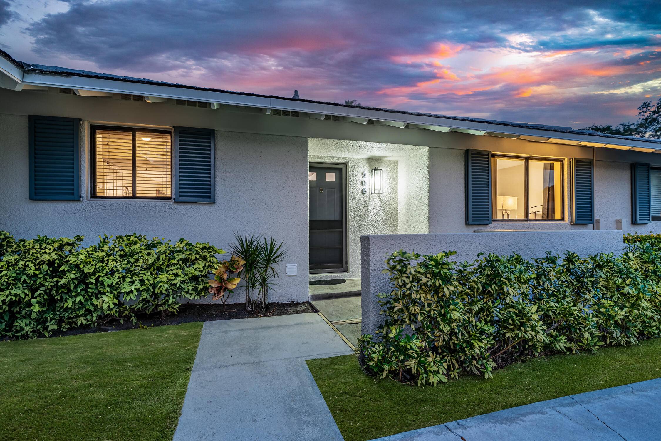 Welcome to the charming Club Cottage, nestled in the vibrant PGA National community.