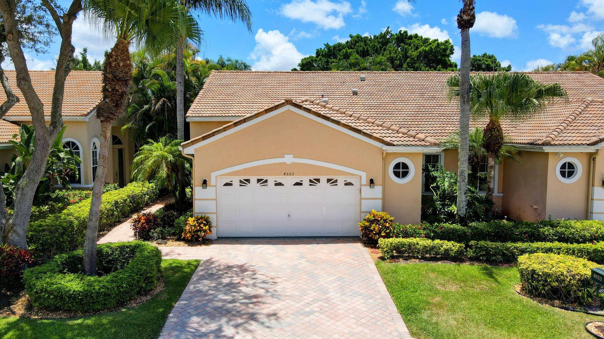 Welcome to this pristine 3 bedroom, 2 bathroom villa in the desirable Wycliffe Golf Country Club.