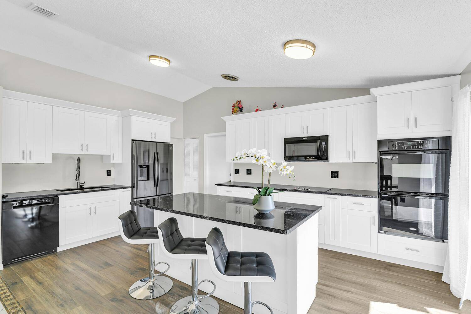PET FRIENDLY 55 Community 2 bedrooms, 2 bath Home with garage, open floor plan screened cover porch lanai.
