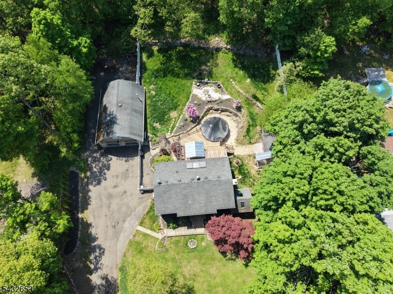 This updated 2500 sq ft bi level is located on a dead end street in a sought after lake community.