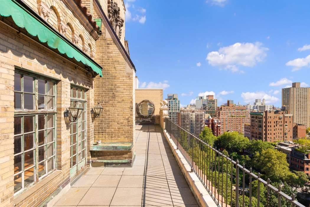 This offering represents the rare opportunity to acquire one of Gramercy Park s most iconic prewar penthouses.