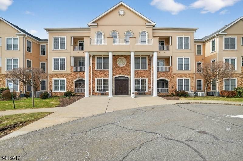 Welcome to this well maintained Cambridge 1Bed with Den in the Jackson Building 2nd Floor.