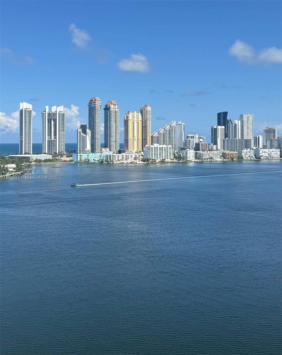 Stunning 2 bdrm 2. 5 bathroom condo in Aventura Florida.