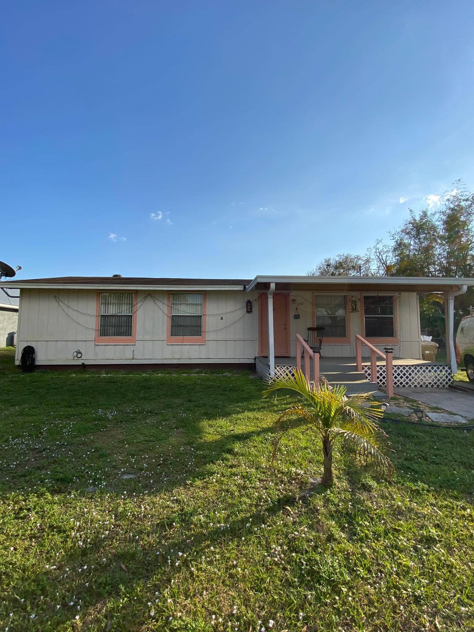 Charming 3 Bedroom Home with Fenced Yard Screened Patio in Okeechobee !