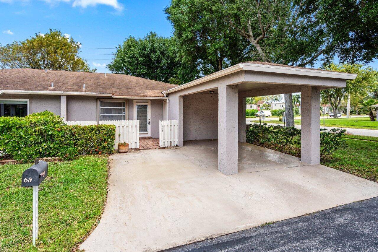 Welcome to this inviting 2 bedroom, 2 bathroom end unit villa in the highly desirable 55 community of Camelot Village in Delray Beach !