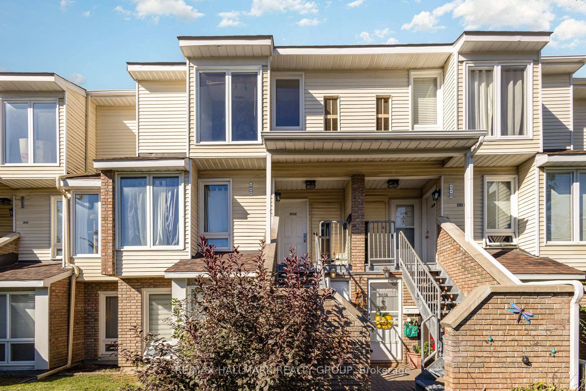 Welcome to this bright and spacious 2 bedroom upper unit condo townhome in Nepean, offering a comfortable and convenient lifestyle in a fantastic location.