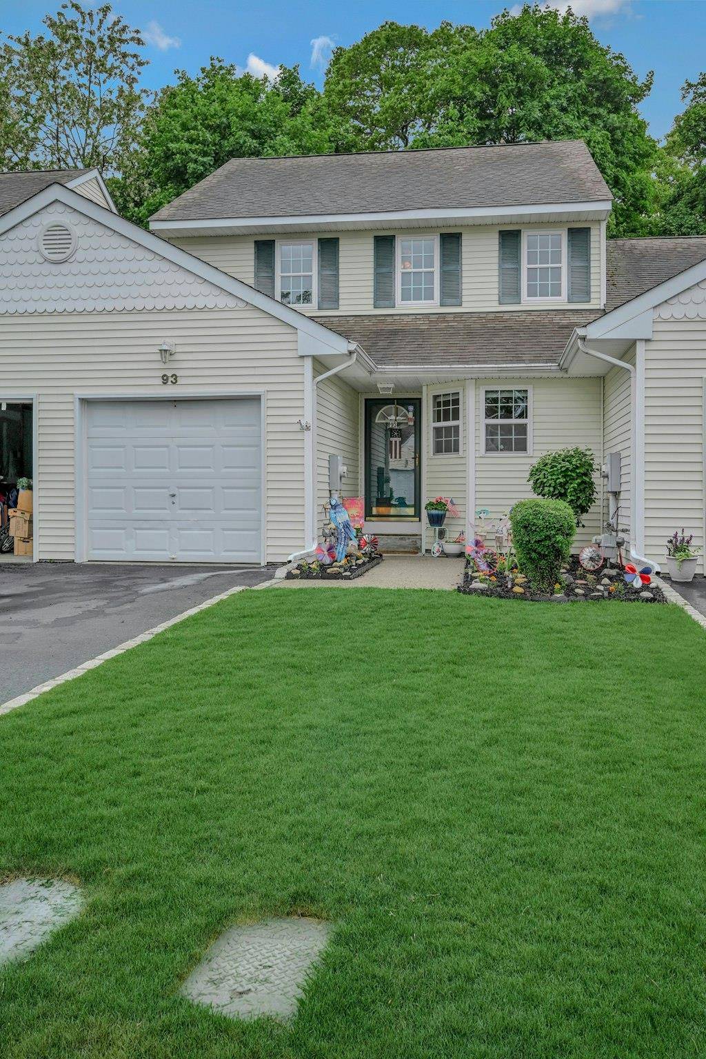 Beautifully maintained 2 br, 1.