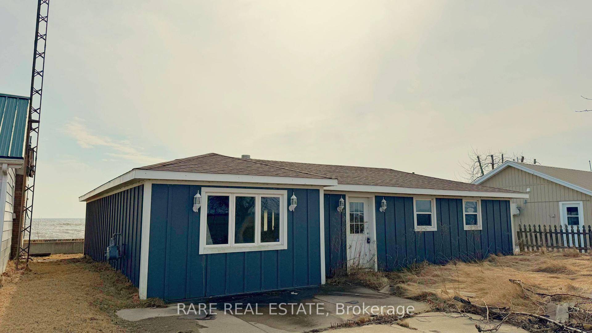 Attention handymen, investors, and waterfront lovers !