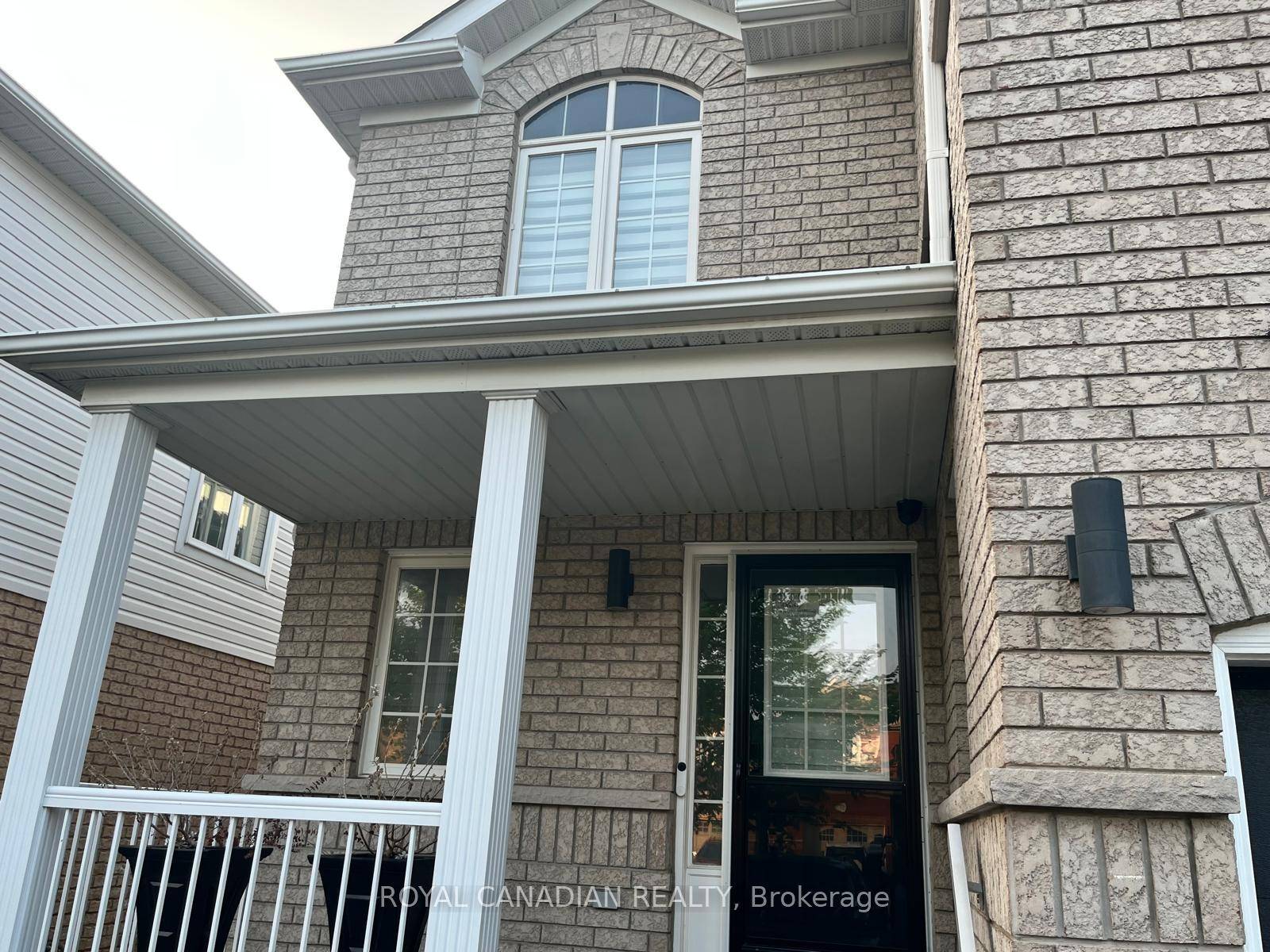 Absolutely stunning 3 bedroom, 3 bathroom detached home located on a quiet crescent in one of Courtice's most sought after neighbourhoods !