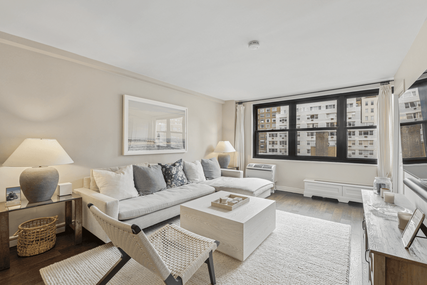 SPLIT BEDROOMS BRAND NEW WINDOWS Apartment 9A at 315 East 70th Street a bright, move in ready, two bedroom, conveniently located in a fantastic building in the heart of Lenox ...