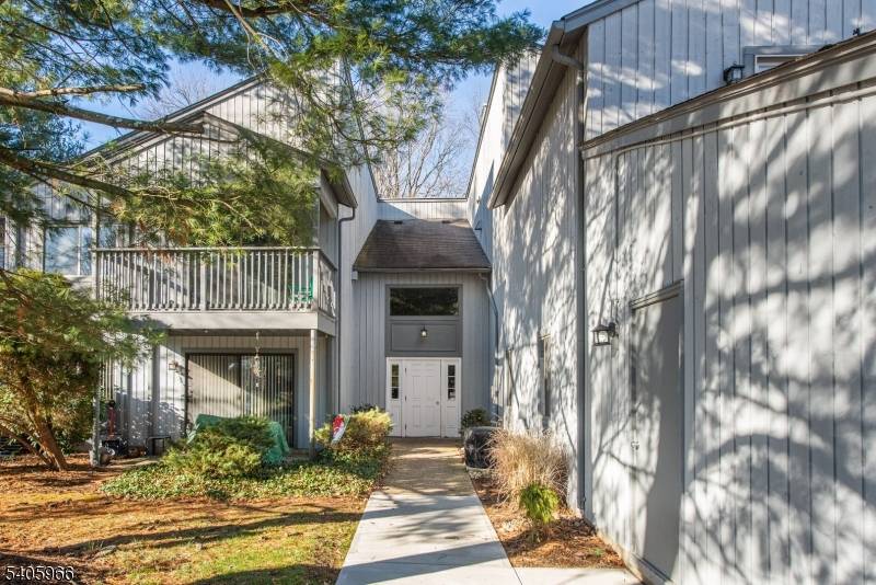 Spacious 1 Bedroom Den Office 2nd Floor Condo Investor Opportunity.