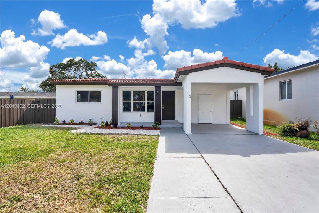 Beautiful and cozy property located in the heart of Dania Beach, featuring 4 bedrooms and 2.