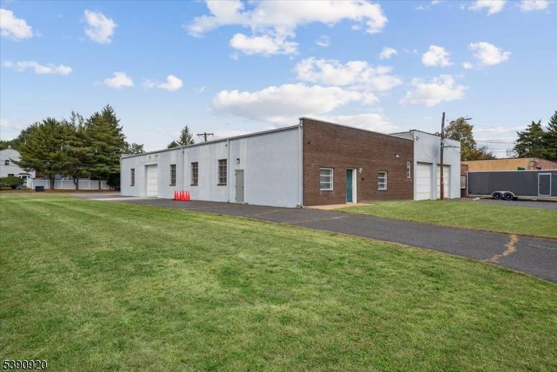UNBELIEVABLE 7, 200 SF INDUSTRIAL BUILDING ON 1.