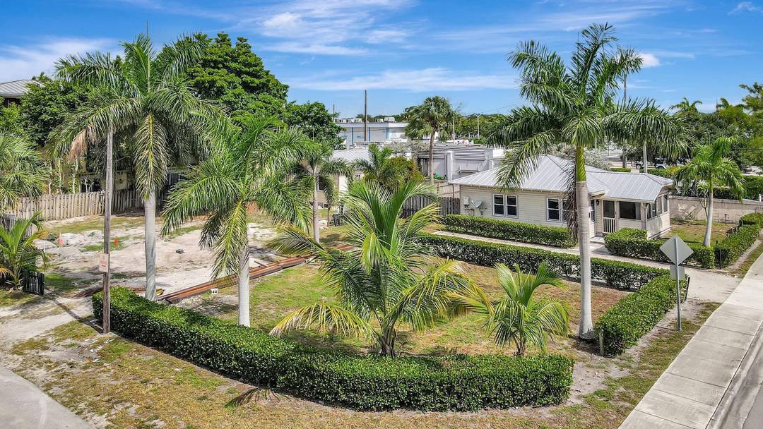 Located in the heart of the desirable Sailboat Bend Historic District, this prime property offers an unparalleled investment opportunity just minutes from downtown Fort Lauderdale and the Discovery Center.