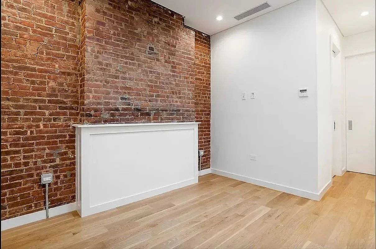 New On Market June 7th move inApartment features High ceilings Sky lights in every room of the apartment Washer Dryer in unit Heated BATHROOM floors Heated towel rack Glass enclosed ...