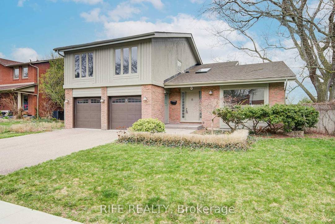 Welcome to 17 Bramble Drive A Rare Gem in the Prestigious Denlow Neighbourhood !