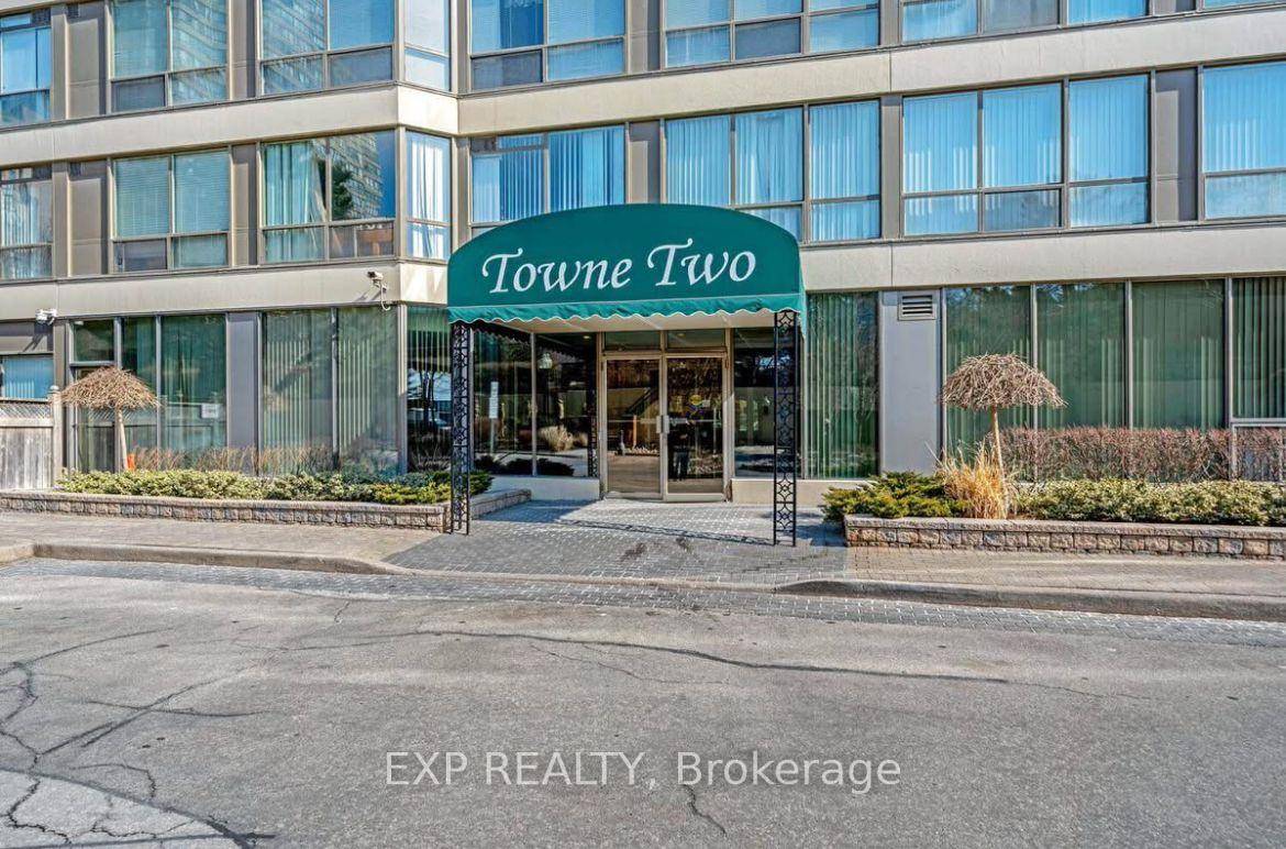 GREAT Location ! This is an ideal unit for a professionals or small families !