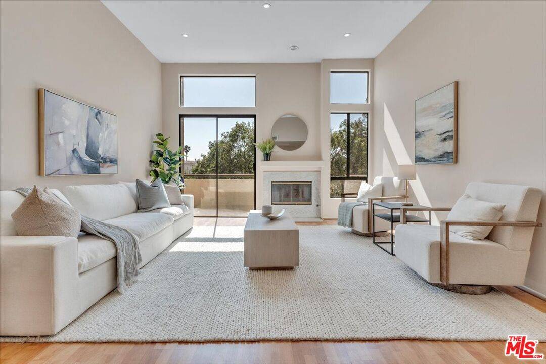 910 S Bedford St 2BR Beverlywood La