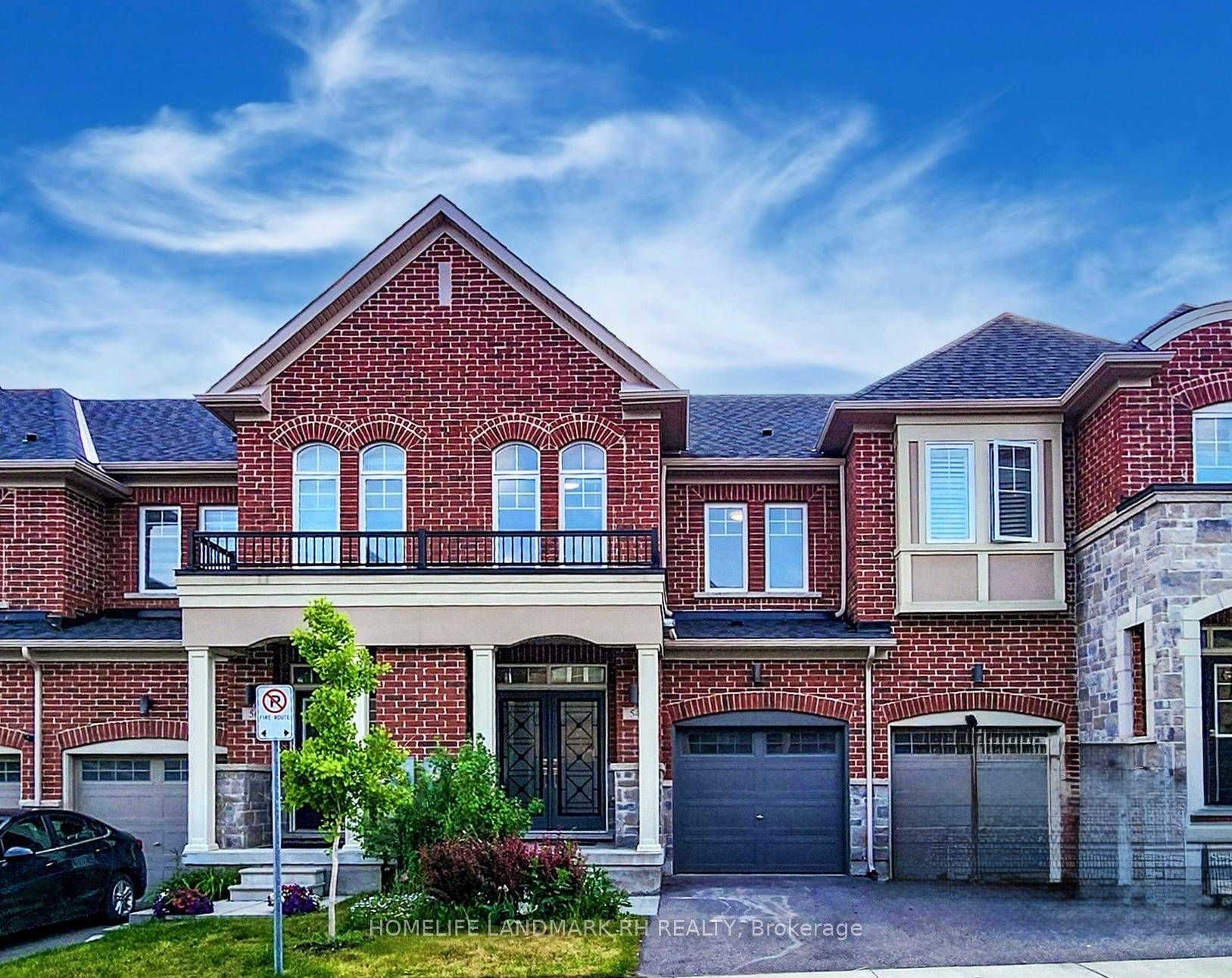 6 Yrs Freehold Townhouse w Functional Layout.
