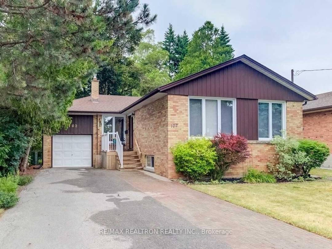 Yonge amp ; Finch With A Lovely Open Concept Layout With Hardwoof Flooring, And Large Windows That Let In Plenty Of Light.