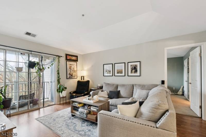 Beautifully maintained 2 bedroom, 2 bathroom condo located on the 3rd floor in Waterford community.