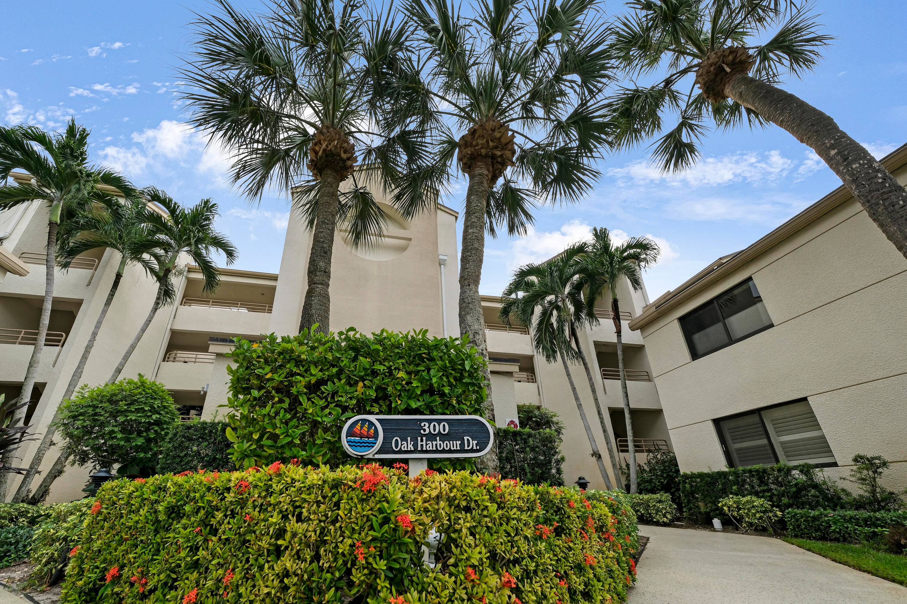 Discover your new home in the boating community of Oak Harbour !