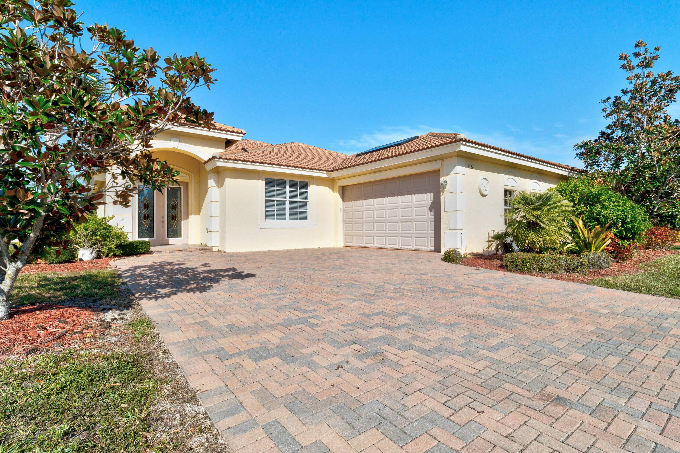MAJOR RE PRICING. Spacious and Ready to Move In !