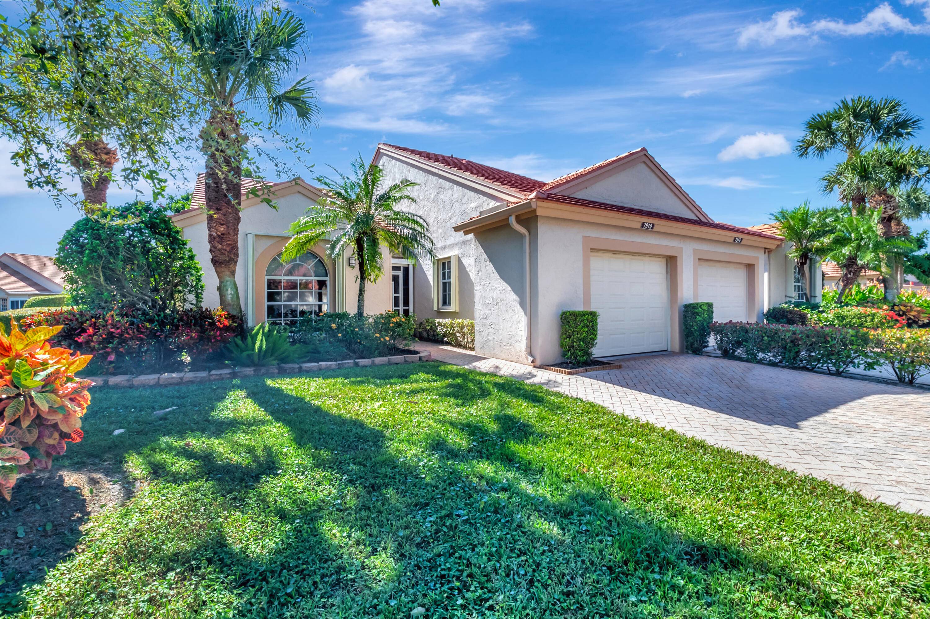 Welcome to this meticulously upgraded corner villa located in the highly sought after active community of Emerald Pointe in Delray Beach.