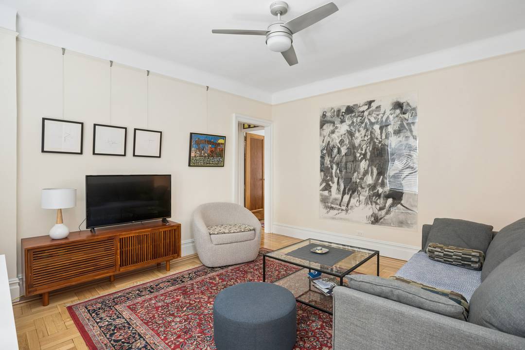 Renovated to Perfection. Welcome to apartment 5H, this is the home that you have been waiting for in the heart of Lenox Hill.