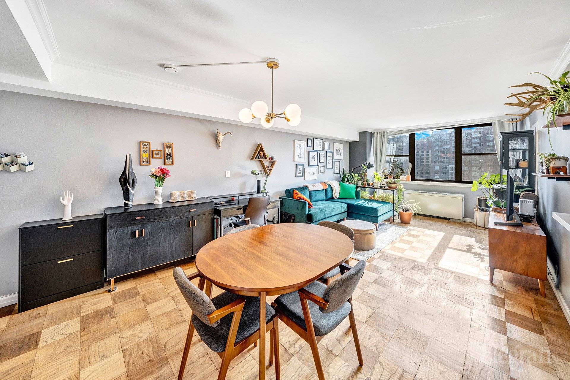 STUNNING, SUN DRENCHED 2 BED, 2 BATH WITH A PRIVATE TERRACE !