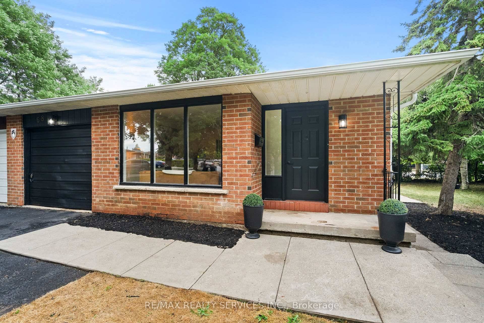 OPEN HOUSE SAT amp ; SUN 1 4pm Welcome to 68 Montjoy, a charming semi detached bungalow on a rare 120 ft deep pie shaped lot in Bramptons coveted M ...