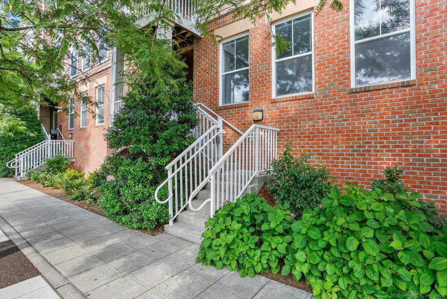 Gorgeous 2 bedroom unit in sought after downtown building with a PRIVATE ENTERANCE no need to go through the building !