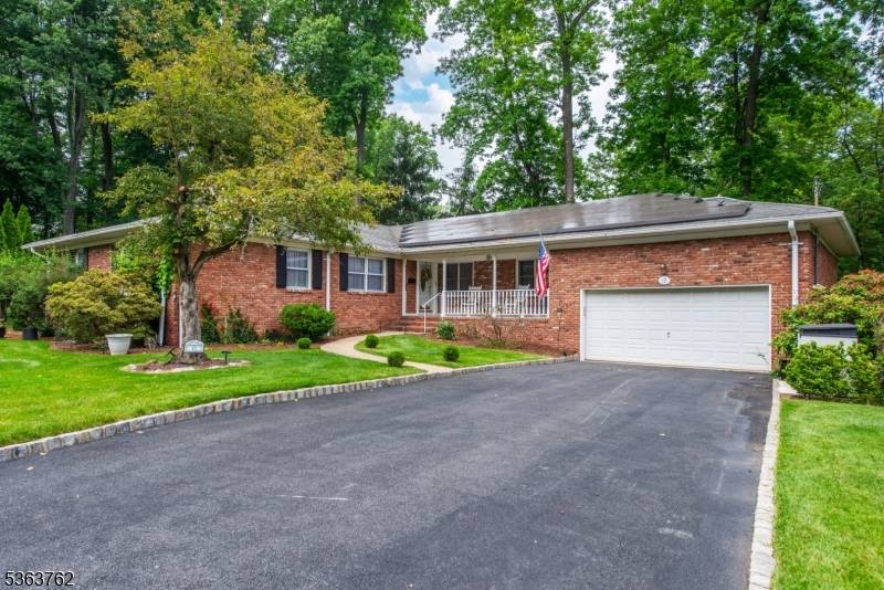 Look no further ! One of the most sought after locations in Verona_the end of a culdesac flanked by Green Acres Eagle Rock Reservation.