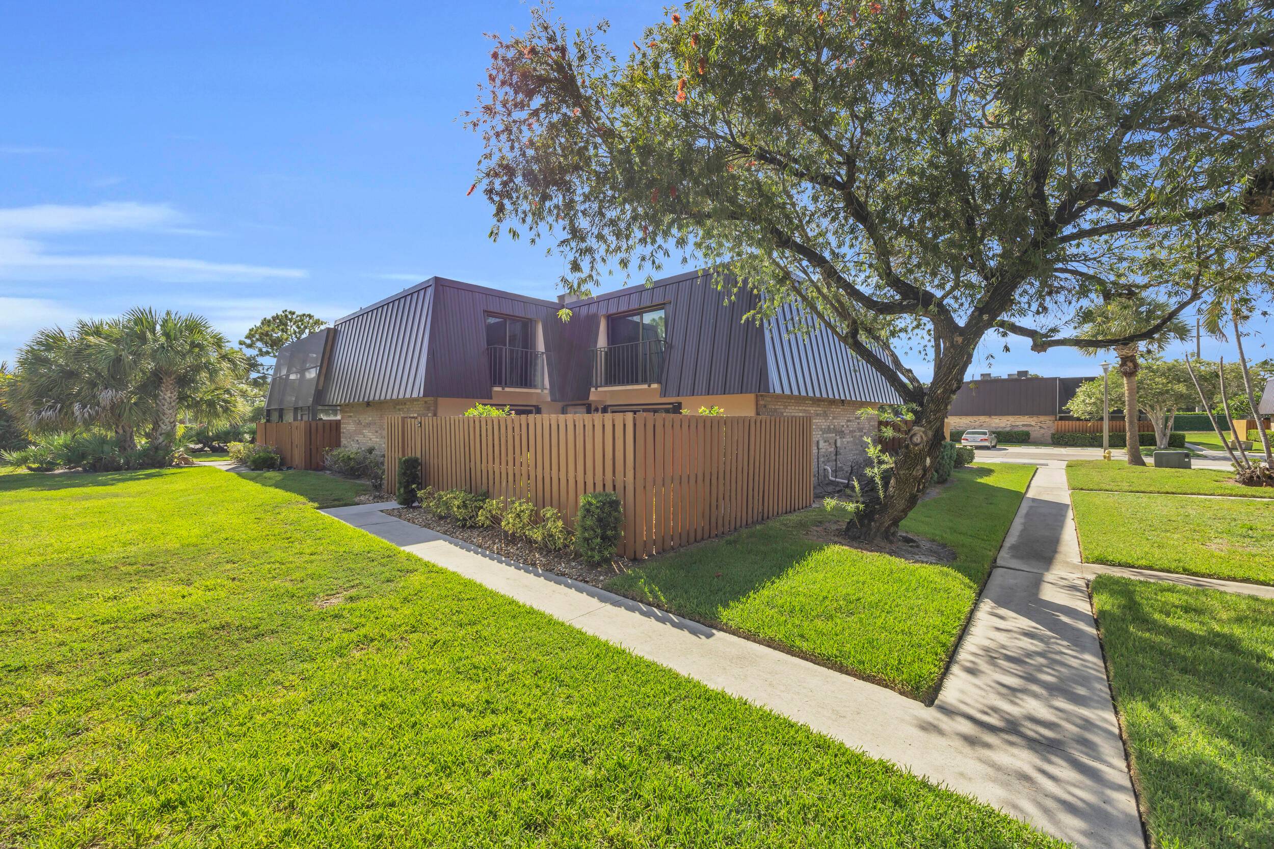 Beautifully updated townhouse in the desirable gated community of Emerald Lakes !
