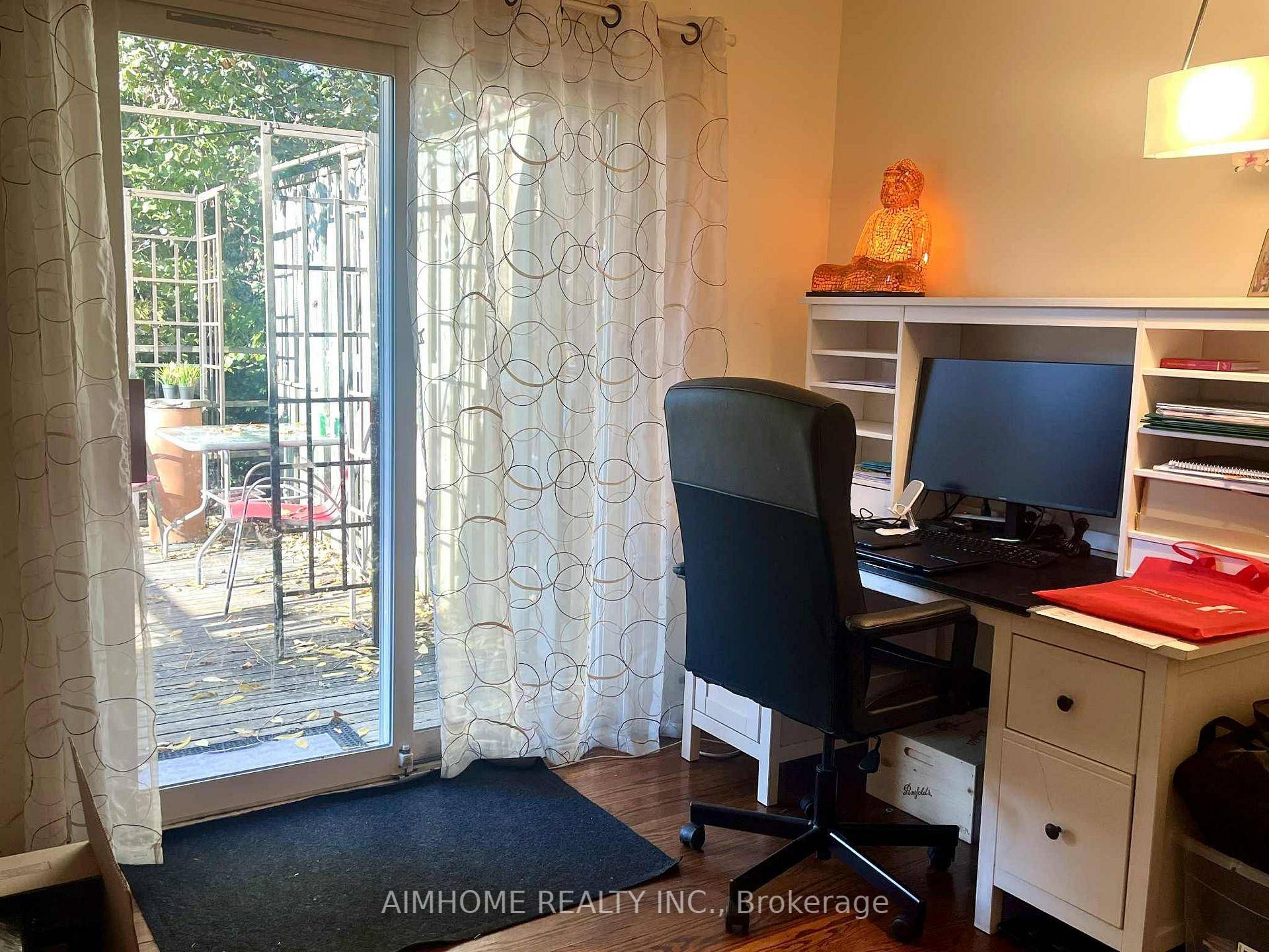 This bright family home is perfectly situated, close to all the best amenities of the Bunbury Don Mills neighborhood.