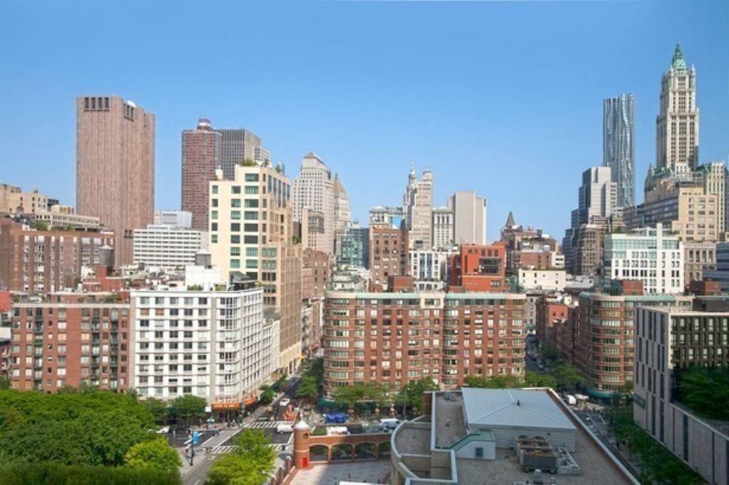 DESCRIPTIONGorgeous East facing protected skyline views of all of Tribecas great historic lofts, new buildings and parks from this 14th floor one bedroom apartment at 200 Chambers.