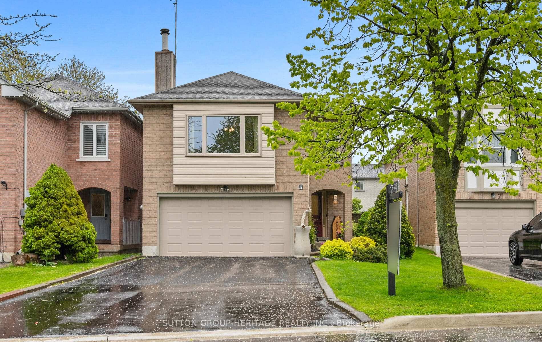 Just steps from the lake and surrounded by beautiful nature trails, this stunning 4 bedroom, 4 bathroom detached home is nestled in the heart of West Rouge, one of Torontos ...
