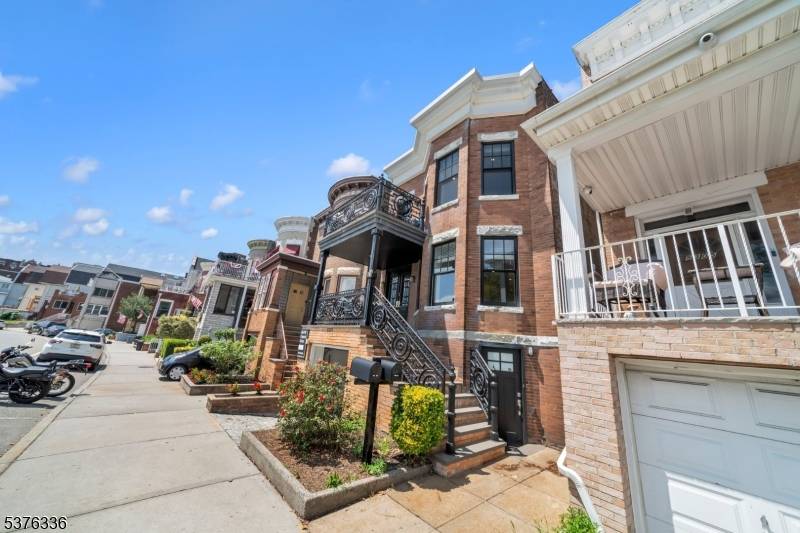 BREATHTAKING 5 BEDROOM MANSION with ICONIC NYC SKYLINE VIEWS !