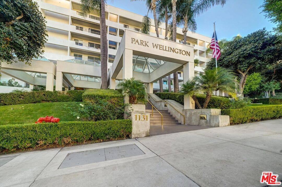 1131   Alta Loma Rd 1BR Sunset Strip La