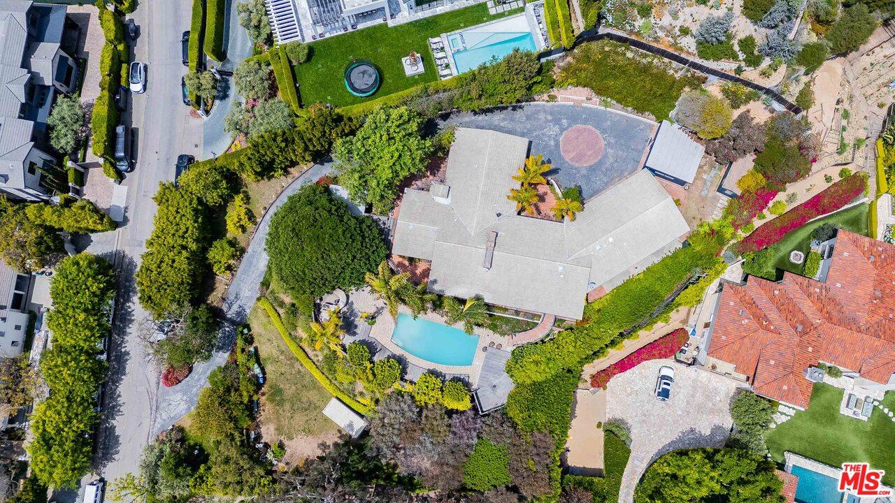 560  N Tigertail Rd 5.0 Brentwood LA