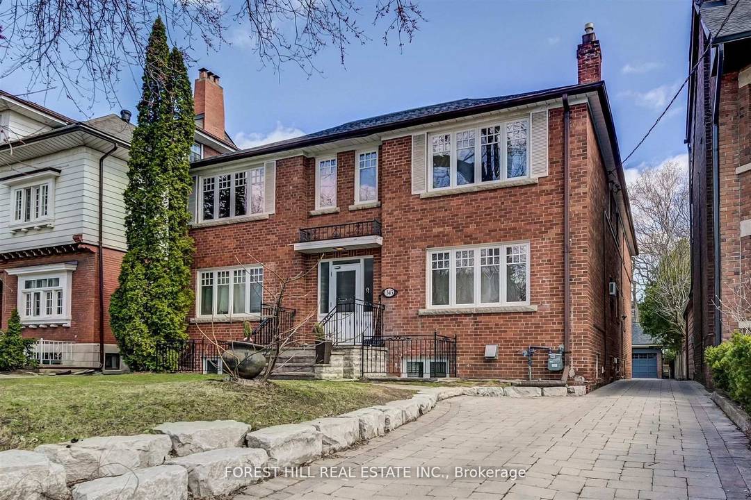 Spacious Open Concept Bachelor unit in the coveted Casa Loma neighbourhood.