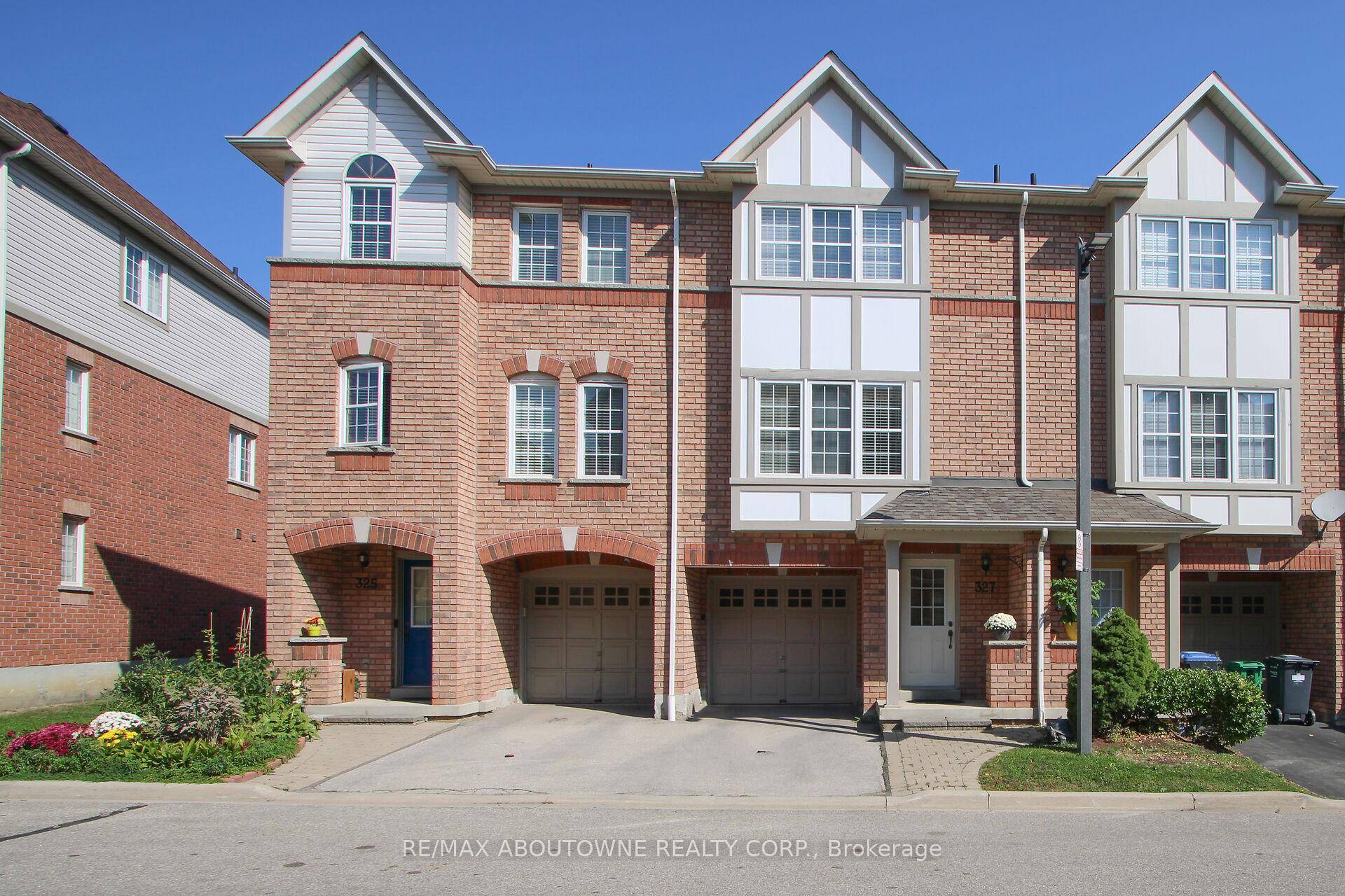 Gorgeous 3 bedroom, 1 1 bath Townhouse with low condo fee in the heart of Mississauga.