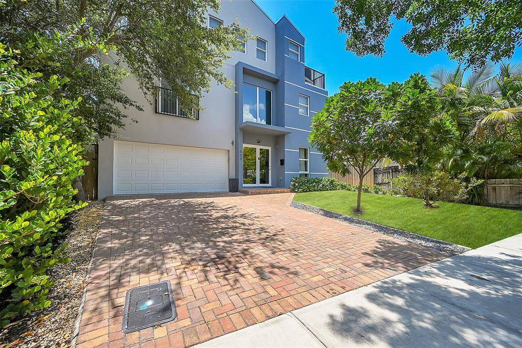 In the heart of charming Victoria Park, this new construction features 4 bedrooms, 4 bathrooms, a beautiful pool, new and state of the art appliances.