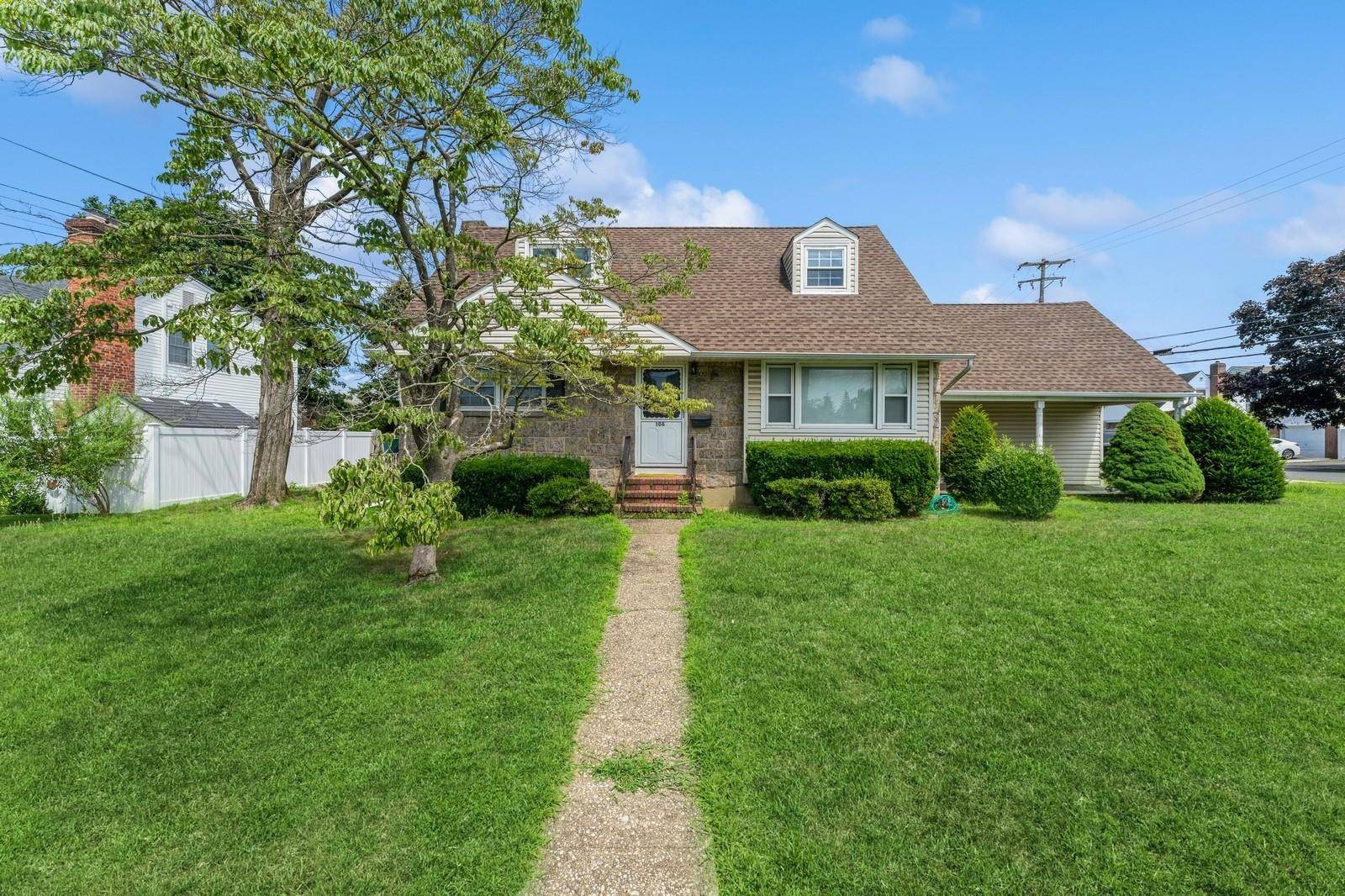Bright amp ; Charming Home in Desirable Lakeville Estates in North New Hyde Park.