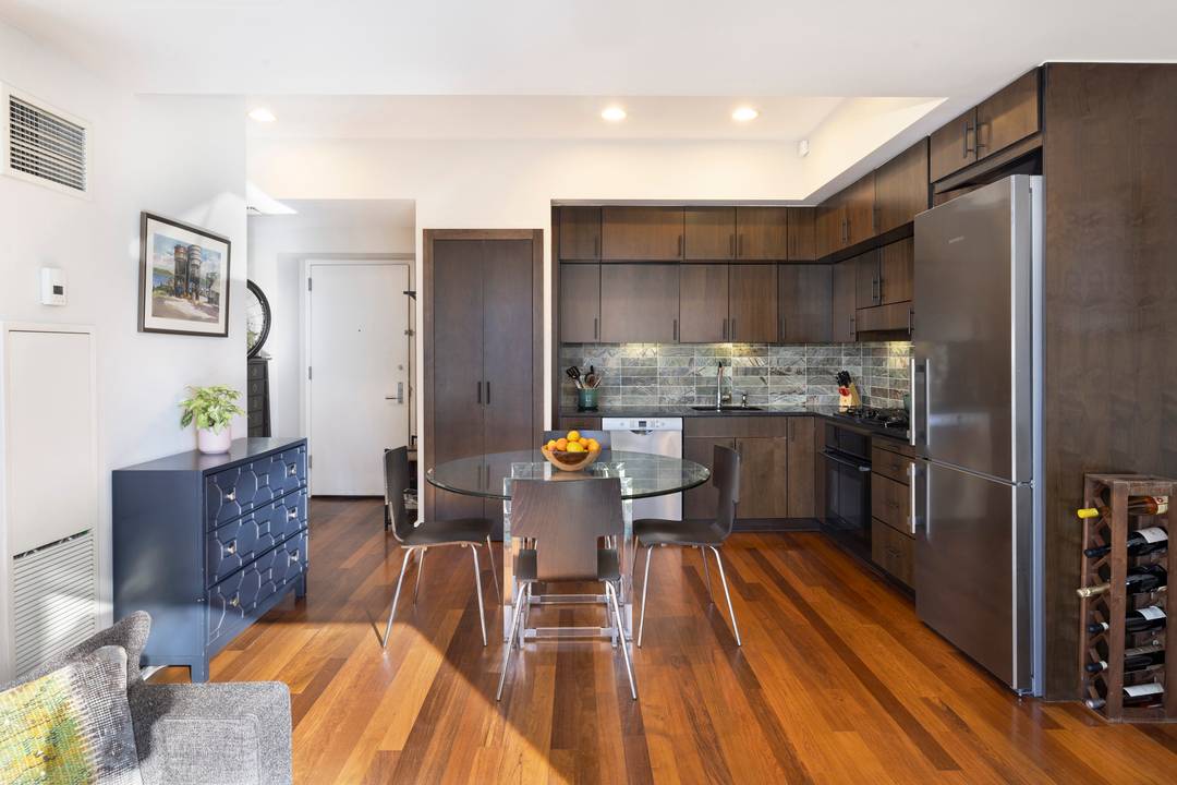 Perched on a high floor in one of Downtown Brooklyn's premier full service luxury buildings, this sun drenched one bedroom residence offers breathtaking panoramic views, including a direct sightline to ...
