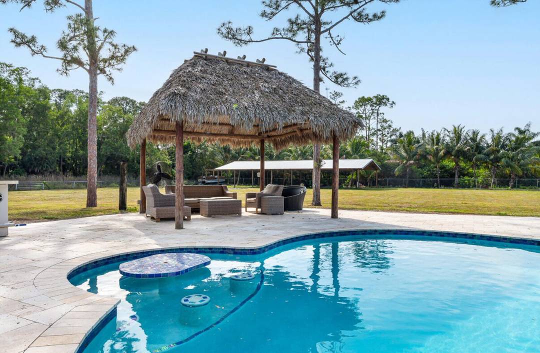 Beautifully Remodeled 5Bd 4 1 2bth offers luxury living exceptional income potential just minutes from the show grounds.