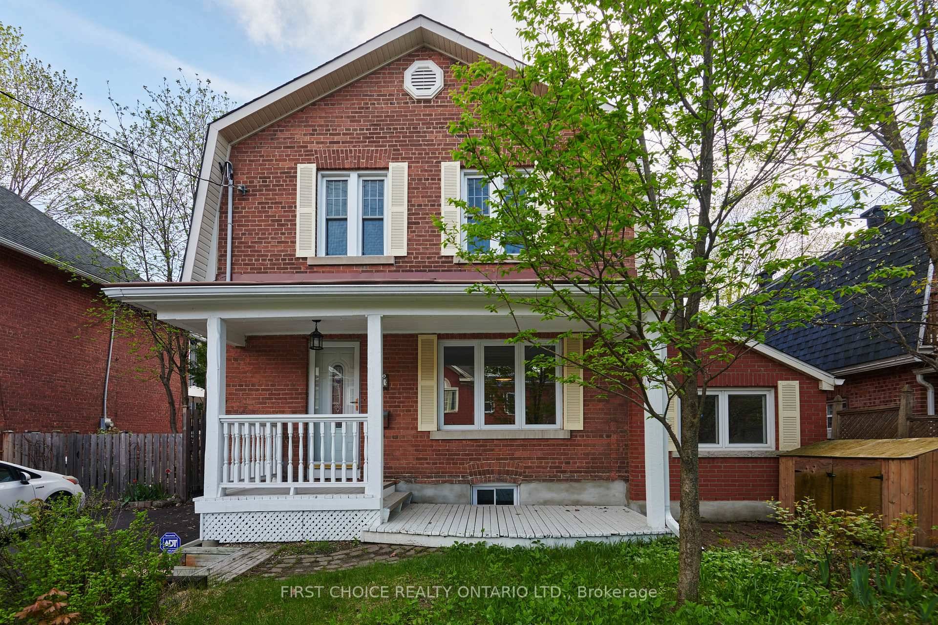 Impeccably renovated 4 bedroom, the ideal family home, in Ottawa's finest neighbourhood, retains the charm and character of the original century home while seamlessly blending with high quality addition and ...
