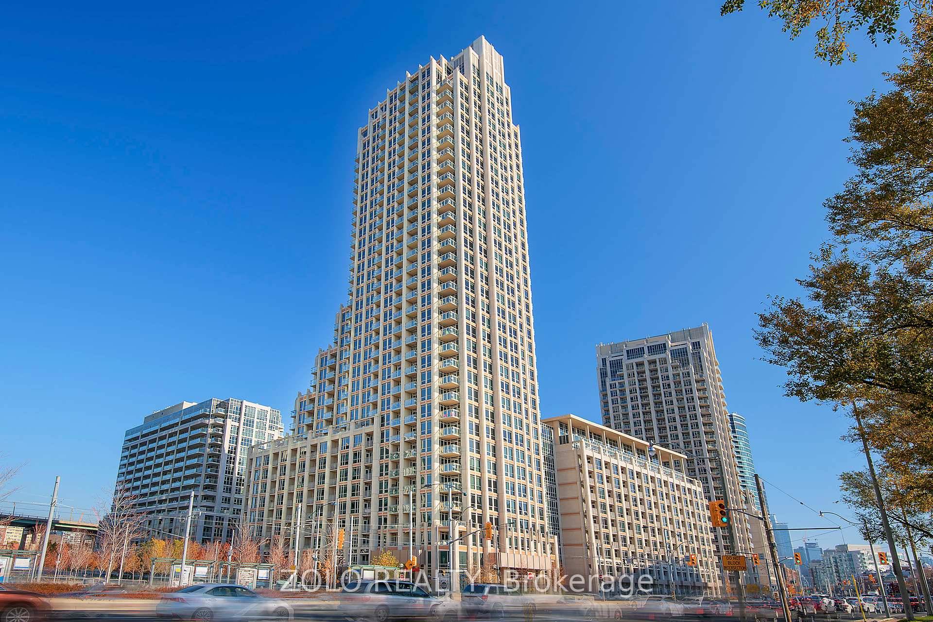 Absolutely Breathtaking Corner Suite In West Harbour City !